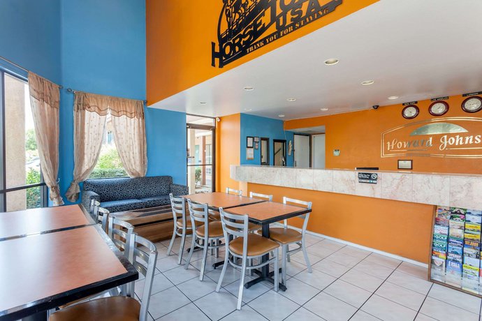 Imagen de los interiores del Hotel Howard Johnson By Wyndham Norco. Foto 12