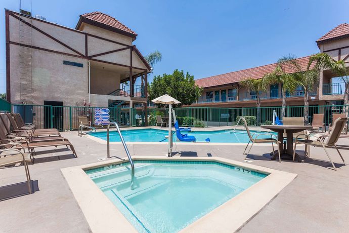 Imagen de la piscina del Hotel Howard Johnson By Wyndham Norco. Foto 15