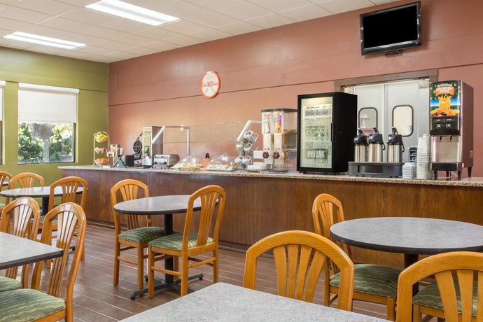 Imagen del bar/restaurante del Hotel Howard Johnson By Wyndham Ocala Fl I-75. Foto 3