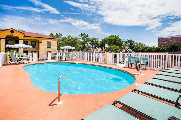 Imagen de la piscina del Hotel Howard Johnson By Wyndham Panama City. Foto 15