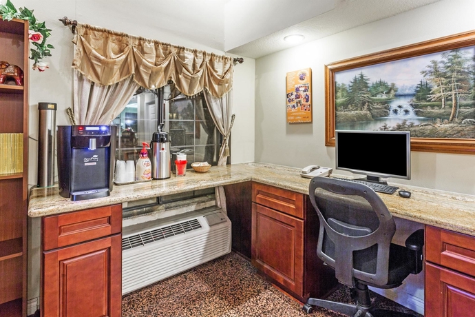 Imagen de los interiores del Hotel Howard Johnson By Wyndham Pasadena. Foto 12