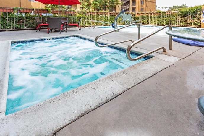 Imagen de la piscina del Hotel Howard Johnson By Wyndham Pasadena. Foto 16