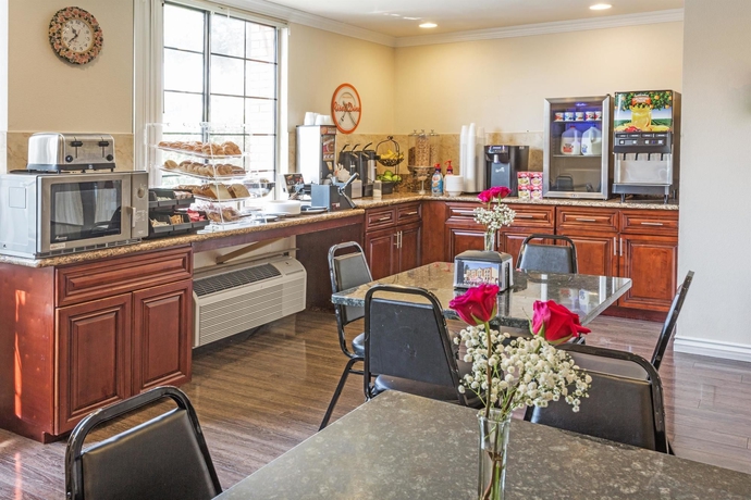 Imagen del bar/restaurante del Hotel Howard Johnson By Wyndham Pasadena. Foto 3