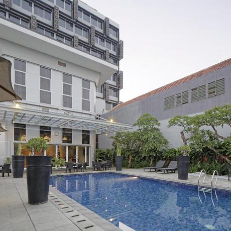 Imagen de la piscina del Hotel Howard Johnson By Wyndham Pekalongan. Foto 14