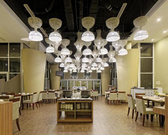 Imagen del bar/restaurante del Hotel Howard Johnson By Wyndham Pekalongan. Foto 8