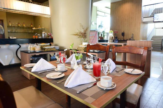 Imagen del bar/restaurante del Hotel Howard Johnson By Wyndham Pekalongan. Foto 9