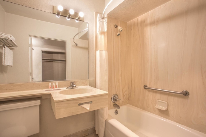 Imagen de la habitación del Hotel Howard Johnson By Wyndham Phoenix Airport/downtown Area. Foto 13