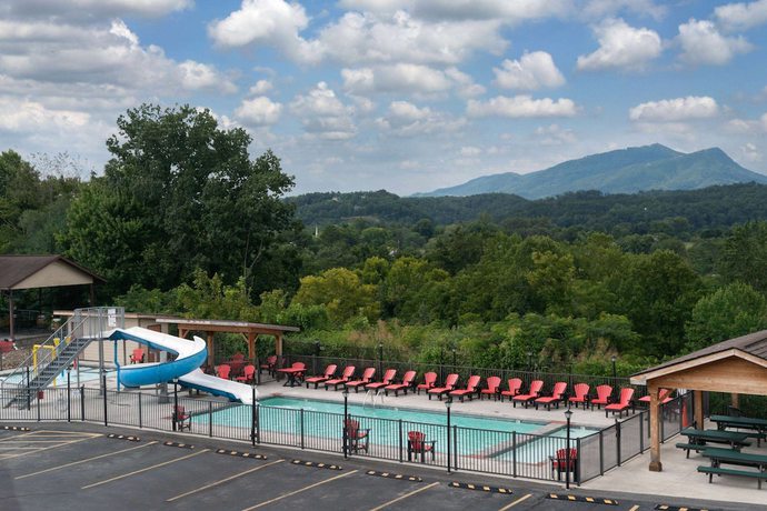 Imagen de la piscina del Hotel Howard Johnson By Wyndham Pigeon Forge. Foto 7