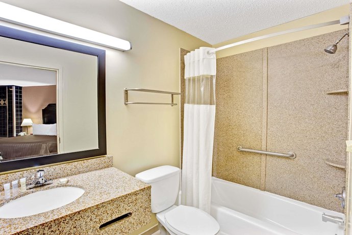 Imagen de la habitación del Hotel Howard Johnson By Wyndham Pikesville. Foto 12