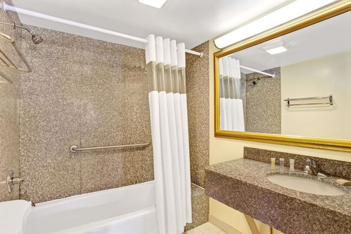Imagen de la habitación del Hotel Howard Johnson By Wyndham Pikesville. Foto 13