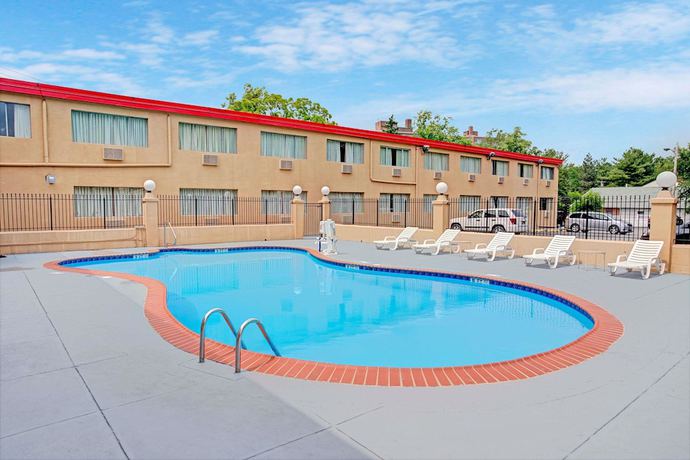 Imagen de la piscina del Hotel Howard Johnson By Wyndham Pikesville. Foto 16