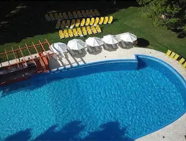 Imagen de la piscina del Hotel Howard Johnson By Wyndham Plaza Mayorazgo. Foto 15