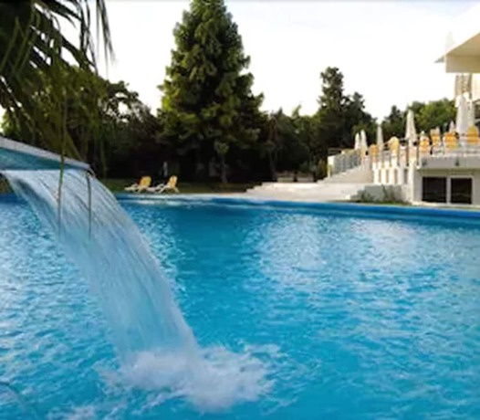 Imagen de la piscina del Hotel Howard Johnson By Wyndham Plaza Mayorazgo. Foto 16