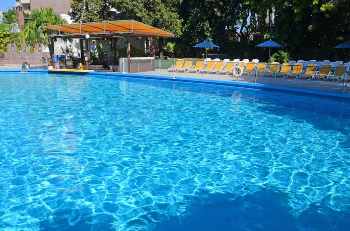 Imagen de la piscina del Hotel Howard Johnson By Wyndham Plaza Mayorazgo. Foto 18