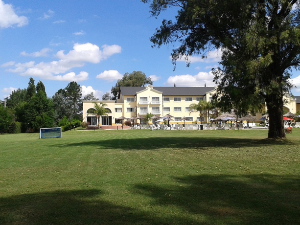 Imagen de los exteriores del Hotel Howard Johnson By Wyndham Resort Pilar. Foto 2