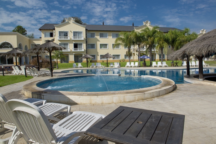 Imagen de la piscina del Hotel Howard Johnson By Wyndham Resort Pilar. Foto 7