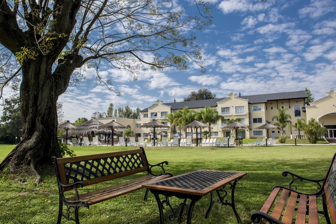 Imagen de los exteriores del Hotel Howard Johnson By Wyndham Resort Pilar. Foto 4