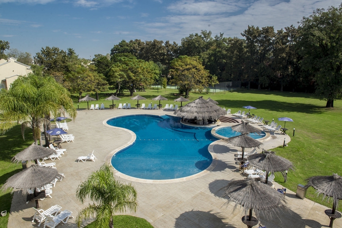 Imagen de la piscina del Hotel Howard Johnson By Wyndham Resort Pilar. Foto 8