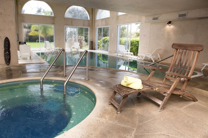 Imagen de la piscina del Hotel Howard Johnson By Wyndham Resort Pilar. Foto 9