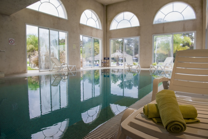 Imagen de la piscina del Hotel Howard Johnson By Wyndham Resort Pilar. Foto 10