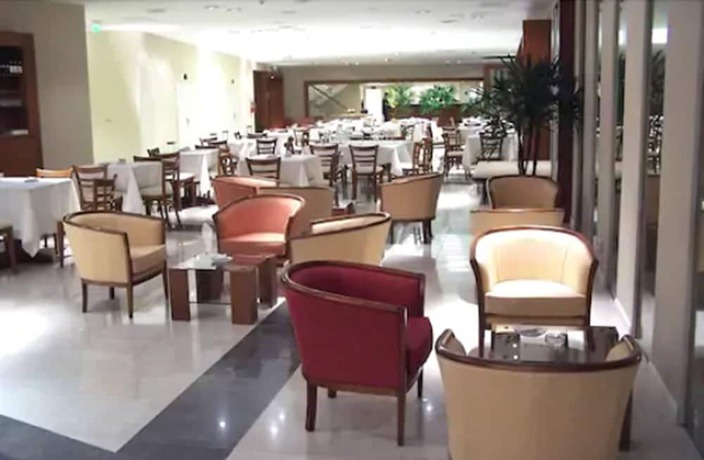 Imagen del bar/restaurante del Hotel Howard Johnson By Wyndham Rio Cuarto Casino. Foto 3