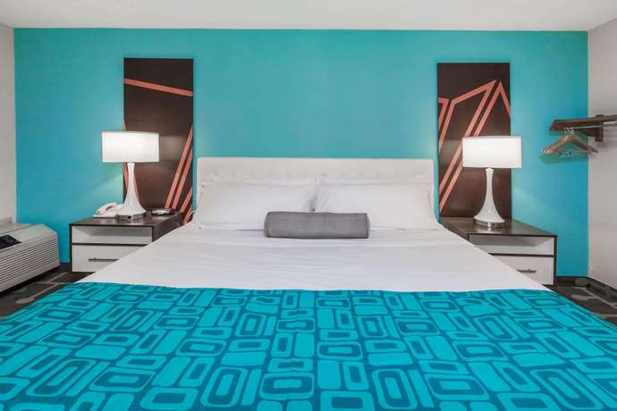 Imagen de la habitación del Hotel Howard Johnson By Wyndham Romulus Detroit Metro Airport. Foto 3