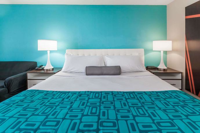 Imagen de la habitación del Hotel Howard Johnson By Wyndham Romulus Detroit Metro Airport. Foto 11