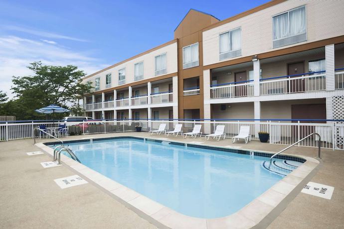 Imagen de la piscina del Hotel Howard Johnson By Wyndham Romulus Detroit Metro Airport. Foto 20