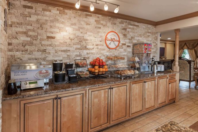 Imagen del bar/restaurante del Hotel Howard Johnson By Wyndham Romulus Detroit Metro Airport. Foto 2