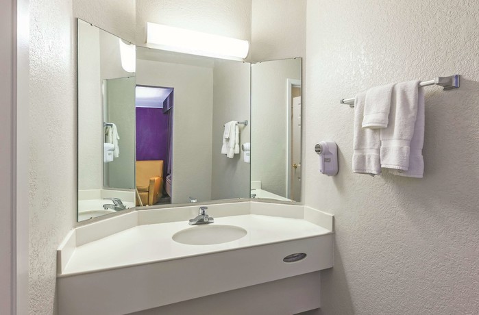 Imagen de la habitación del Hotel Howard Johnson By Wyndham Sacramento Downtown. Foto 11