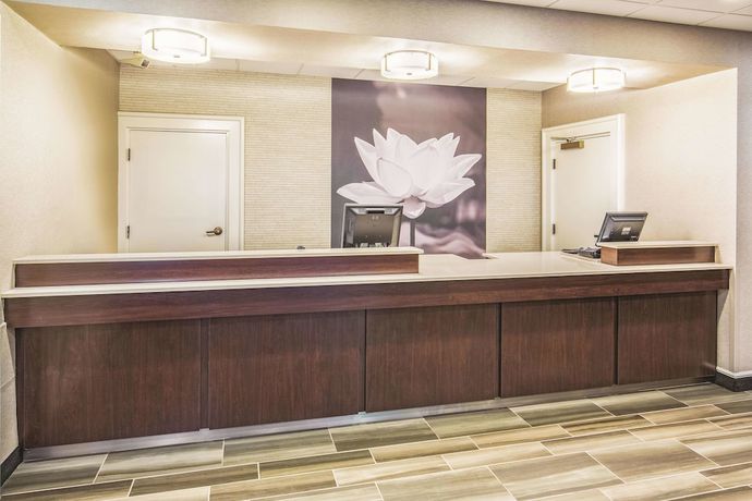 Imagen de los interiores del Hotel Howard Johnson By Wyndham Sacramento Downtown. Foto 19