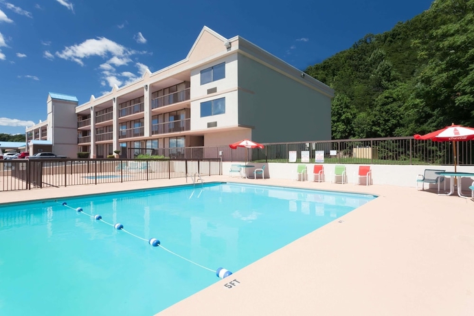 Imagen de la piscina del Hotel Howard Johnson By Wyndham Salem & Conference. Foto 14