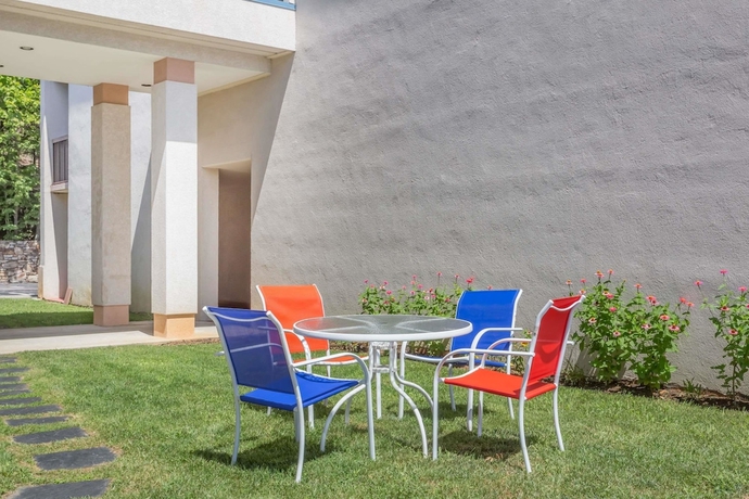 Imagen de los interiores del Hotel Howard Johnson By Wyndham Salem & Conference. Foto 11