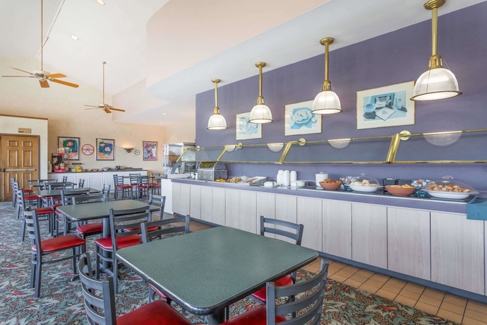 Imagen del bar/restaurante del Hotel Howard Johnson By Wyndham Salem & Conference. Foto 2