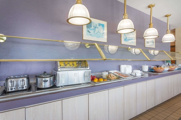 Imagen del bar/restaurante del Hotel Howard Johnson By Wyndham Salem & Conference. Foto 3