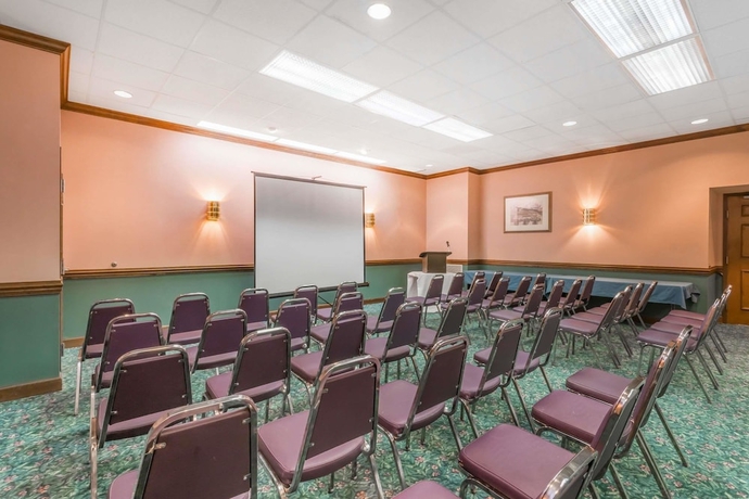 Imagen de los interiores del Hotel Howard Johnson By Wyndham Salem & Conference. Foto 12