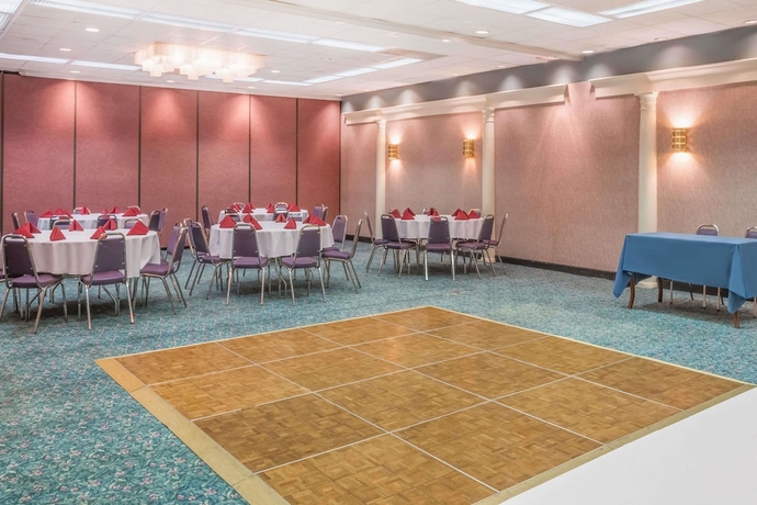 Imagen de los interiores del Hotel Howard Johnson By Wyndham Salem & Conference. Foto 13