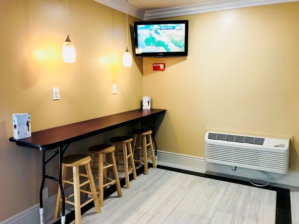 Imagen de los interiores del Hotel Howard Johnson By Wyndham Salinas. Foto 19