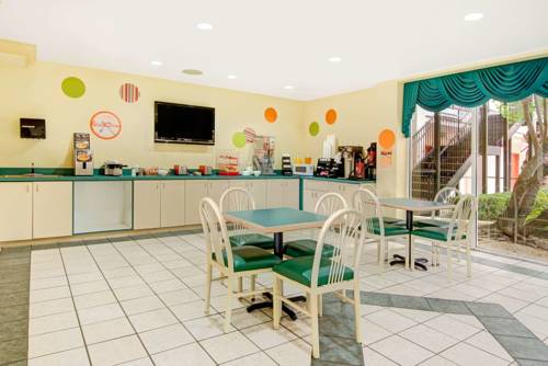 Imagen de la habitación del Hotel Howard Johnson By Wyndham San Antonio & Suit. Foto 2