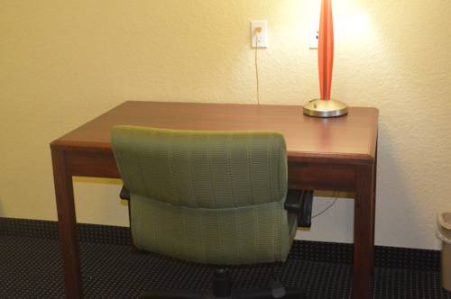 Imagen de la habitación del Hotel Howard Johnson By Wyndham San Antonio & Suit. Foto 3