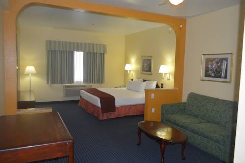 Imagen de la habitación del Hotel Howard Johnson By Wyndham San Antonio & Suit. Foto 7