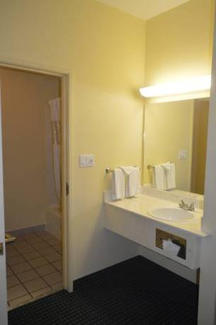 Imagen de la habitación del Hotel Howard Johnson By Wyndham San Antonio & Suit. Foto 8
