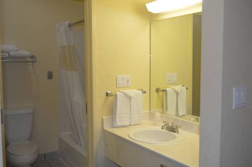 Imagen de la habitación del Hotel Howard Johnson By Wyndham San Antonio & Suit. Foto 10