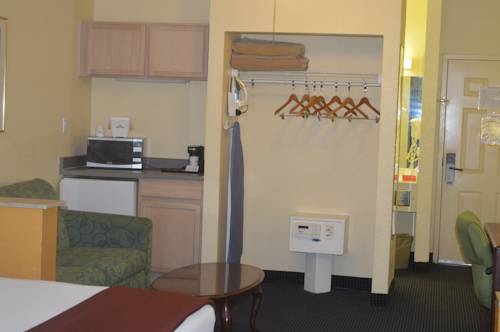 Imagen de la habitación del Hotel Howard Johnson By Wyndham San Antonio & Suit. Foto 12
