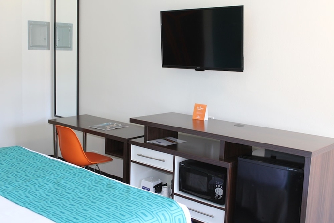 Imagen de la habitación del Hotel Howard Johnson By Wyndham San Diego Circle. Foto 5