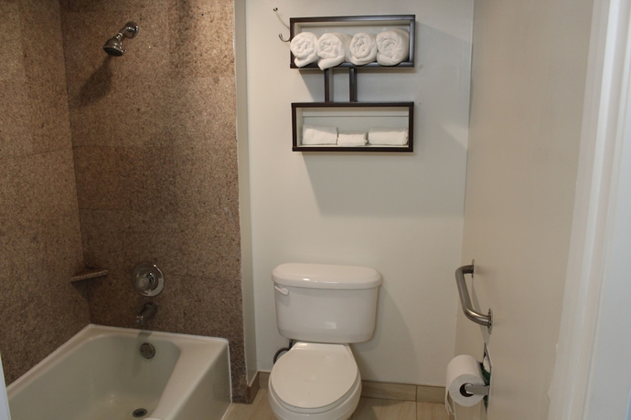 Imagen de la habitación del Hotel Howard Johnson By Wyndham San Diego Circle. Foto 10