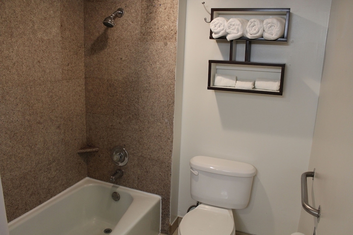 Imagen de la habitación del Hotel Howard Johnson By Wyndham San Diego Circle. Foto 11