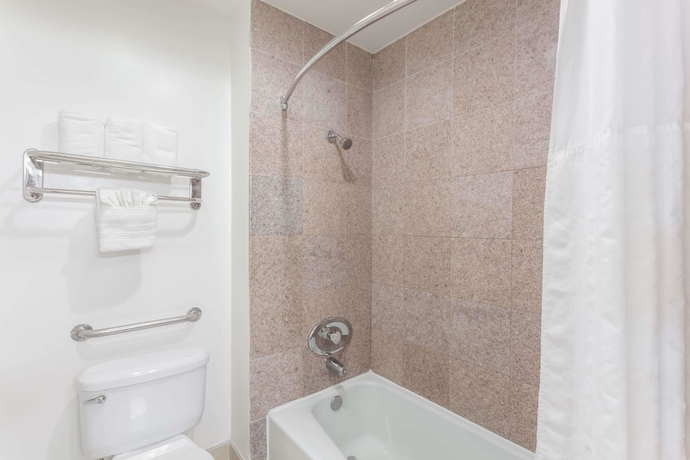 Imagen de la habitación del Hotel Howard Johnson By Wyndham San Diego Circle. Foto 12