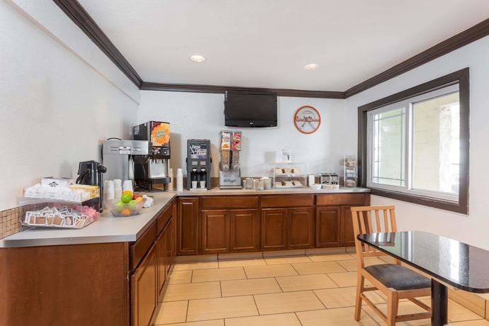 Imagen del bar/restaurante del Hotel Howard Johnson By Wyndham San Diego Circle. Foto 2