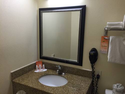 Imagen de la habitación del Hotel Howard Johnson By Wyndham San Diego Sea World. Foto 3